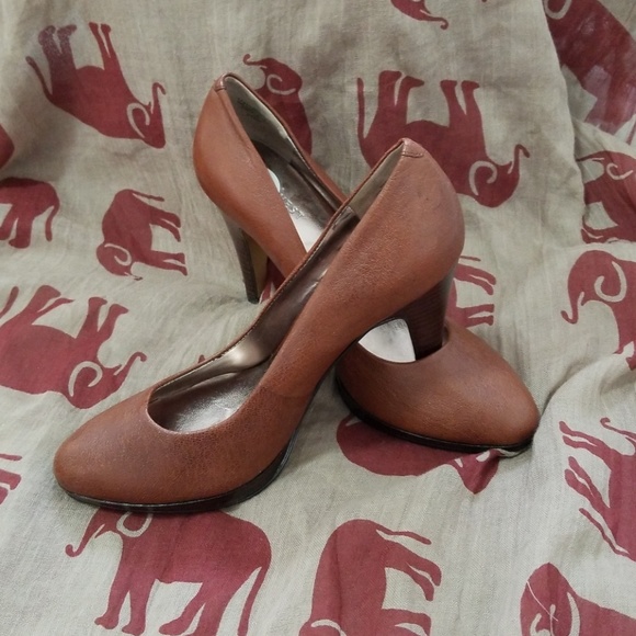 Nine West Shoes - Nine West ♦️HP♦️brown leather pumps. 5.5